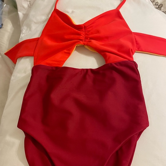 Girl’s Reversible Swimsuit,Colors gold, burgundy, & orange. Girl size 6 - Picture 5 of 8